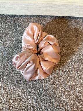kitsch - silky Large Scrunchie in Blush Pink - Women Accessories